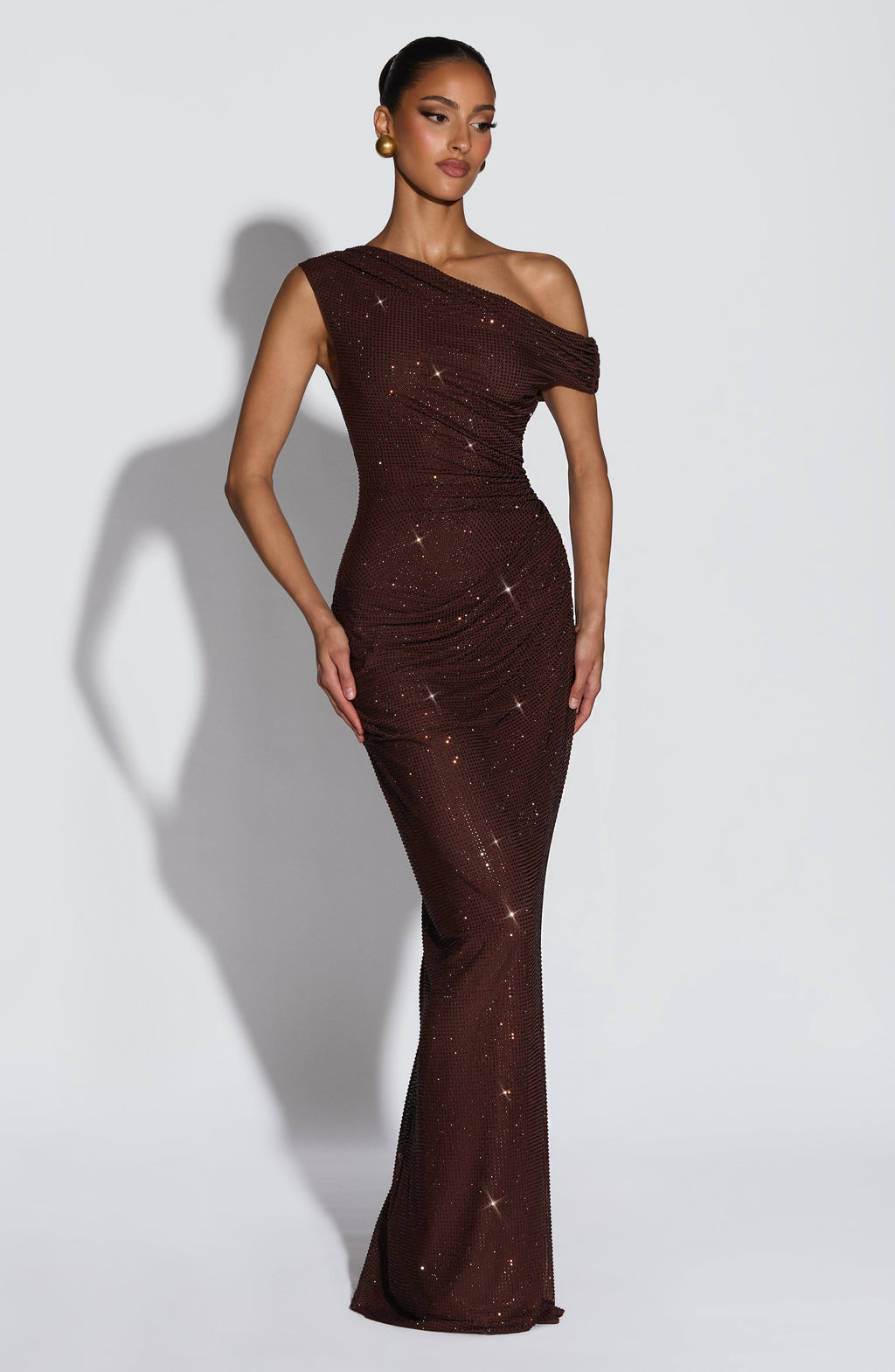 Otilia™ en ciruela, vestido largo de pedrería, fruncido favorecedor