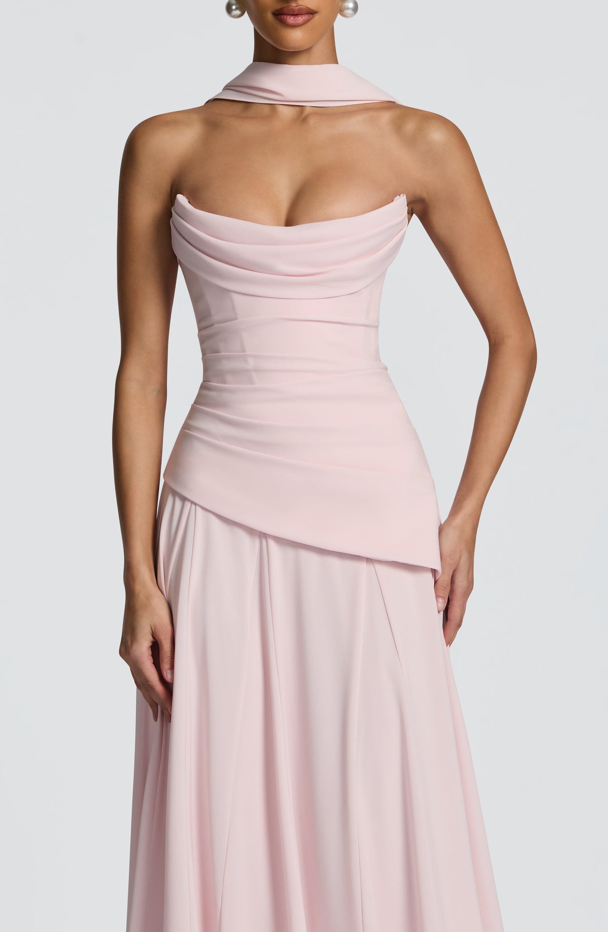 Mujer con el vestido Patricia™ rosa para ir de invitada a una boda, foto 3