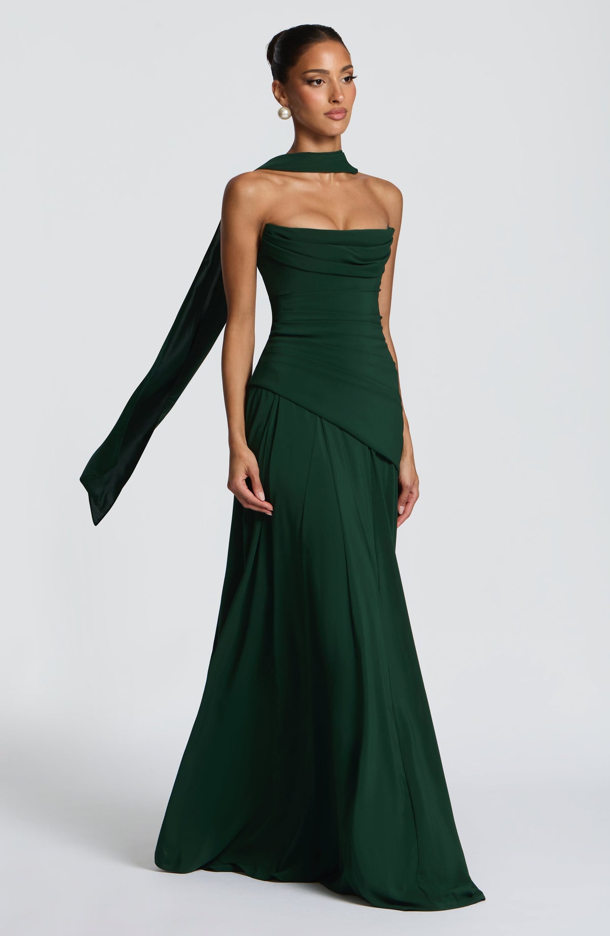 Mujer con el vestido Patricia™ esmeralda para ir de invitada a una boda, foto 3