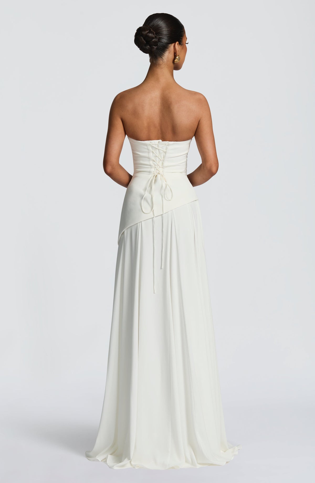 Mujer con el vestido Patricia™ marfil para una preboda, foto 3