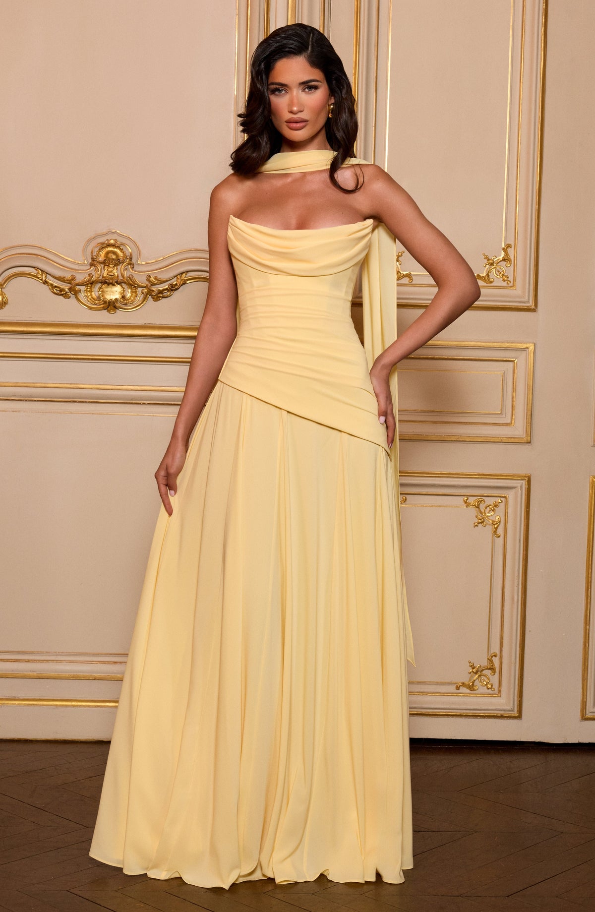 Mujer con el vestido Patricia™ amarillo limón para ir de invitada a una boda, foto 3