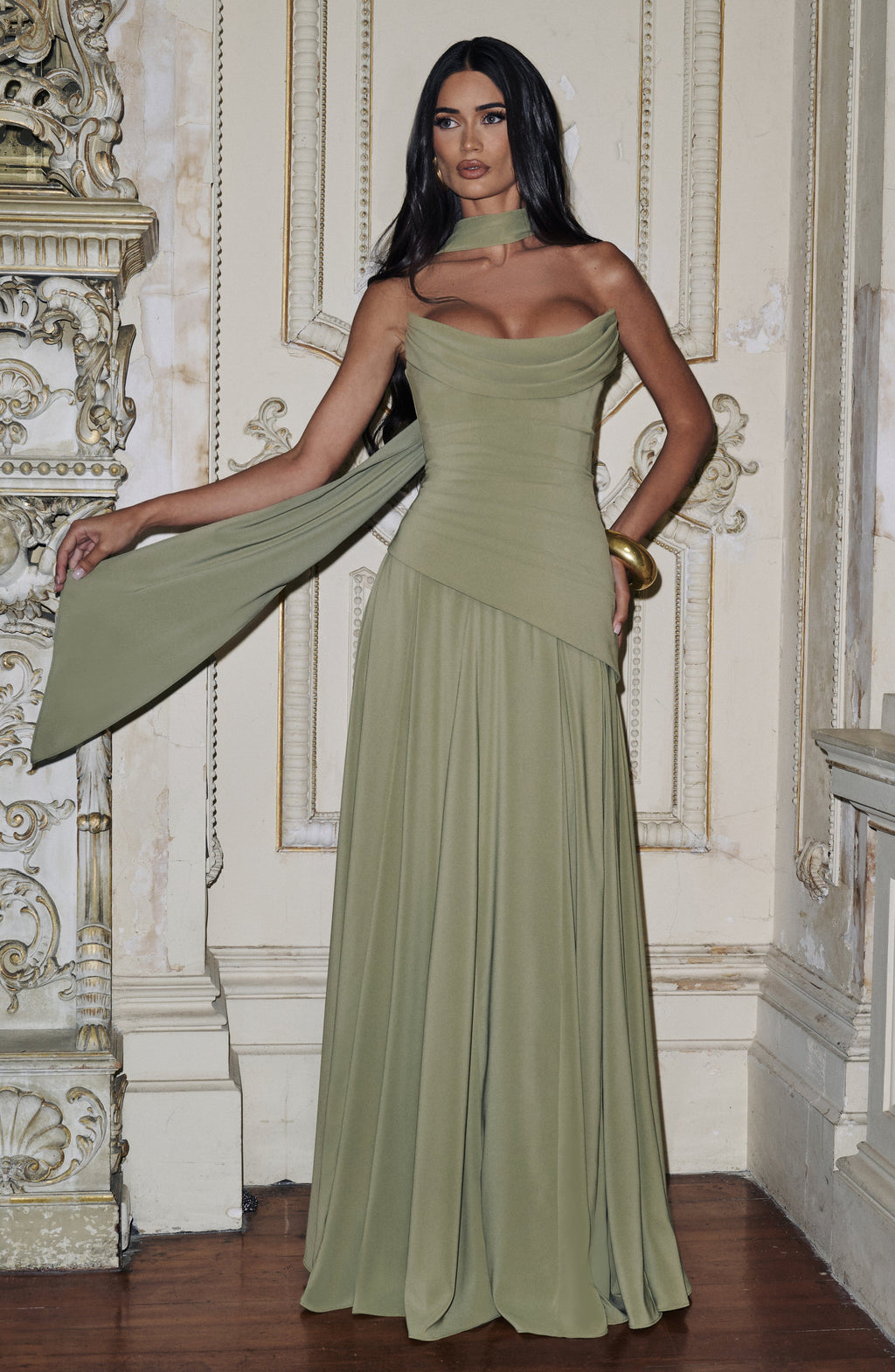 Mujer con el vestido Patricia™ verde salvia para ir de invitada a una boda, foto 3