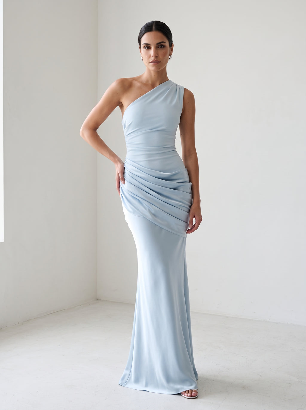 Vestido de invitada Sabina Azul Glaciar – foto de estudio