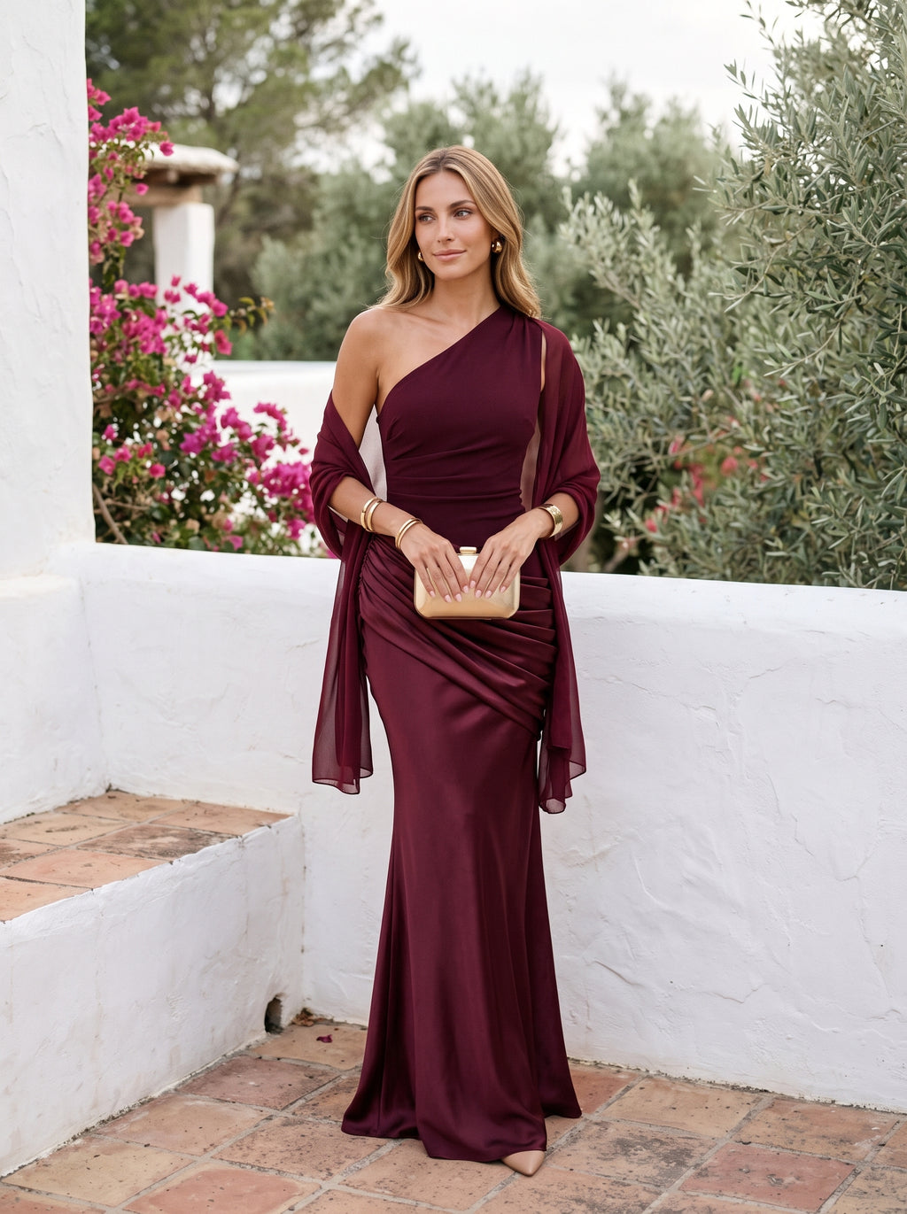 Look completo: vestido Sabina Cereza con estola y brazaletes dorados