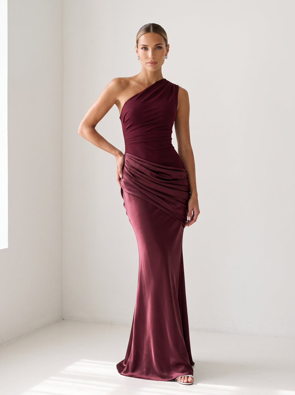 Vestido de invitada Sabina Cereza – foto de estudio