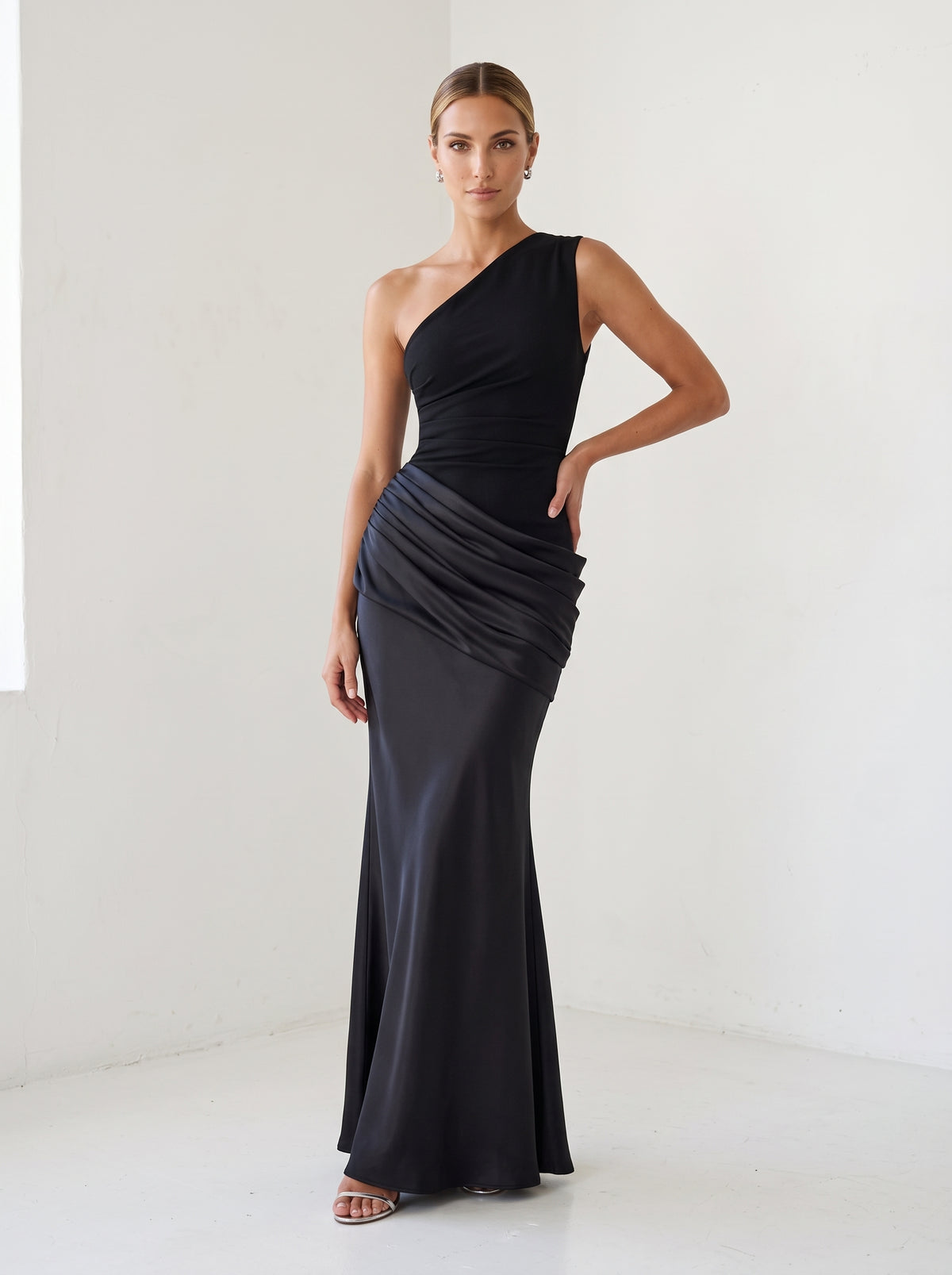 Vestido de invitada Sabina Negro – foto de estudio