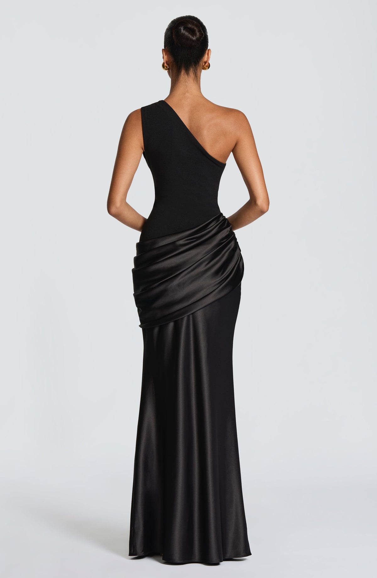 Sabina™ en negro, vestido largo de satén, un solo hombro