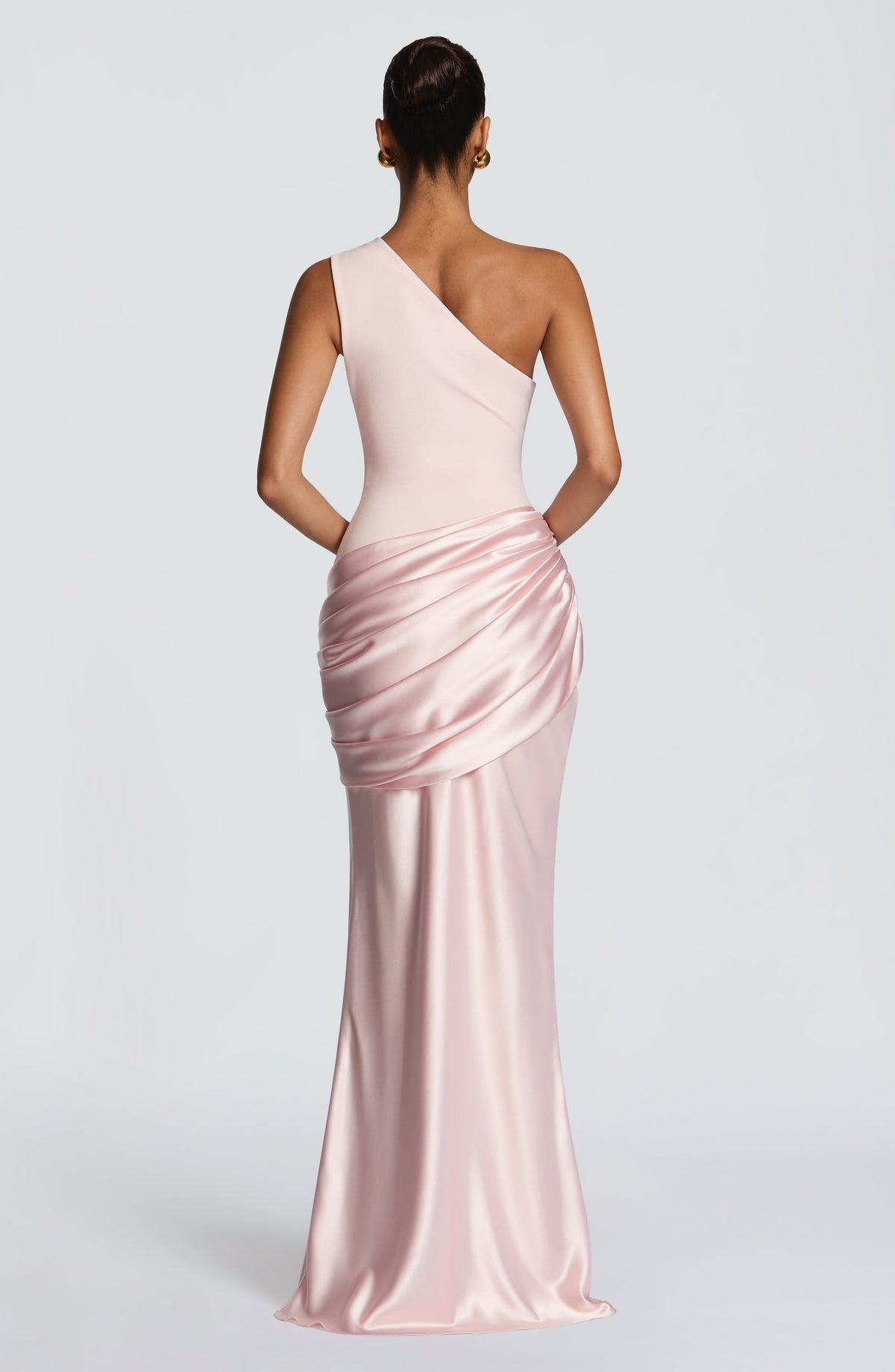 Sabina™ en rosa, vestido largo de satén, un solo hombro