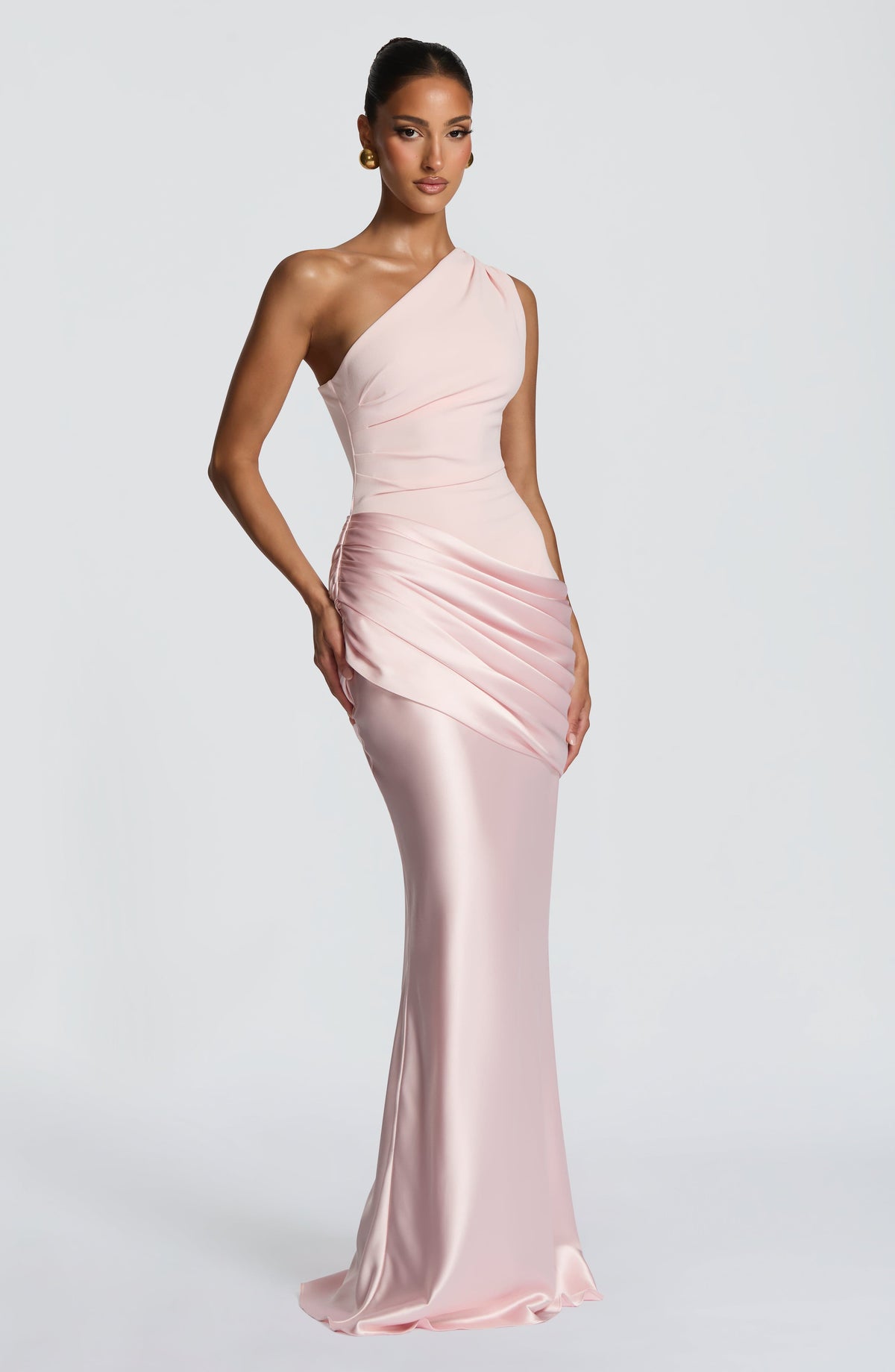 Mujer con el vestido Sabina™ rosa para tu graduación, foto 3