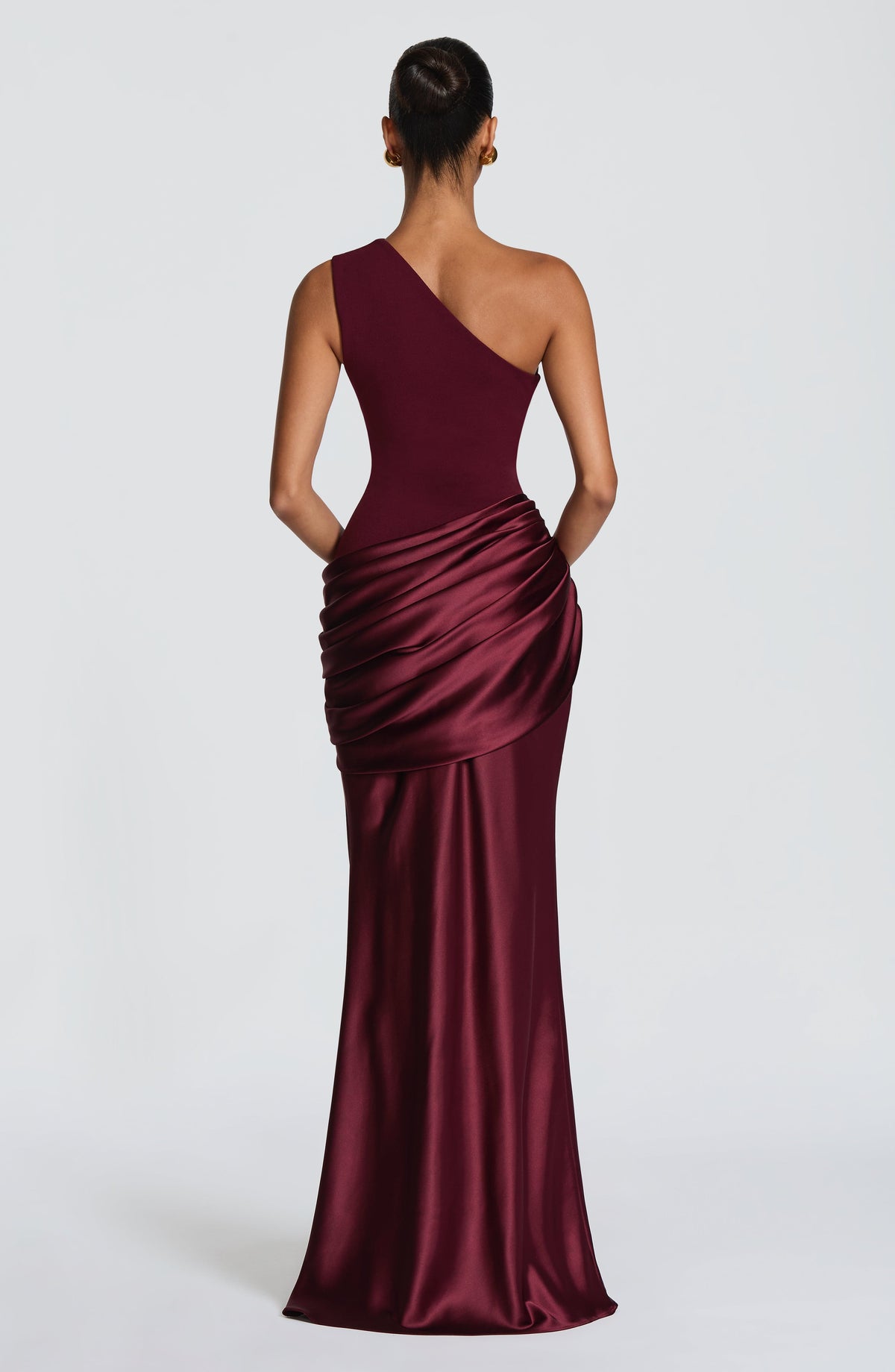 Sabina™ en cereza, vestido largo de satén, un solo hombro