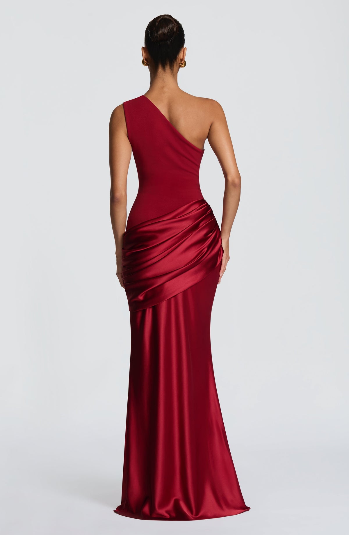 Sabina™ en rojo, vestido largo de satén, un solo hombro