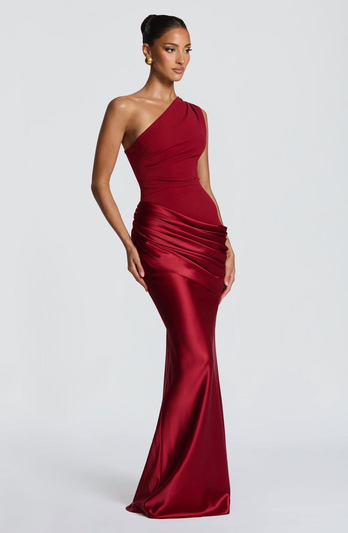 Mujer con el vestido Sabina™ rojo para tu graduación, foto 3