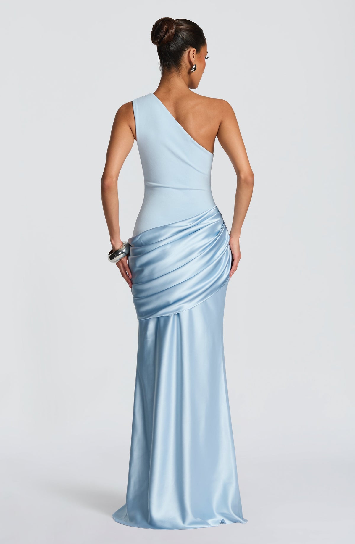 Mujer con el vestido Sabina™ azul glaciar para tu graduación, foto 3