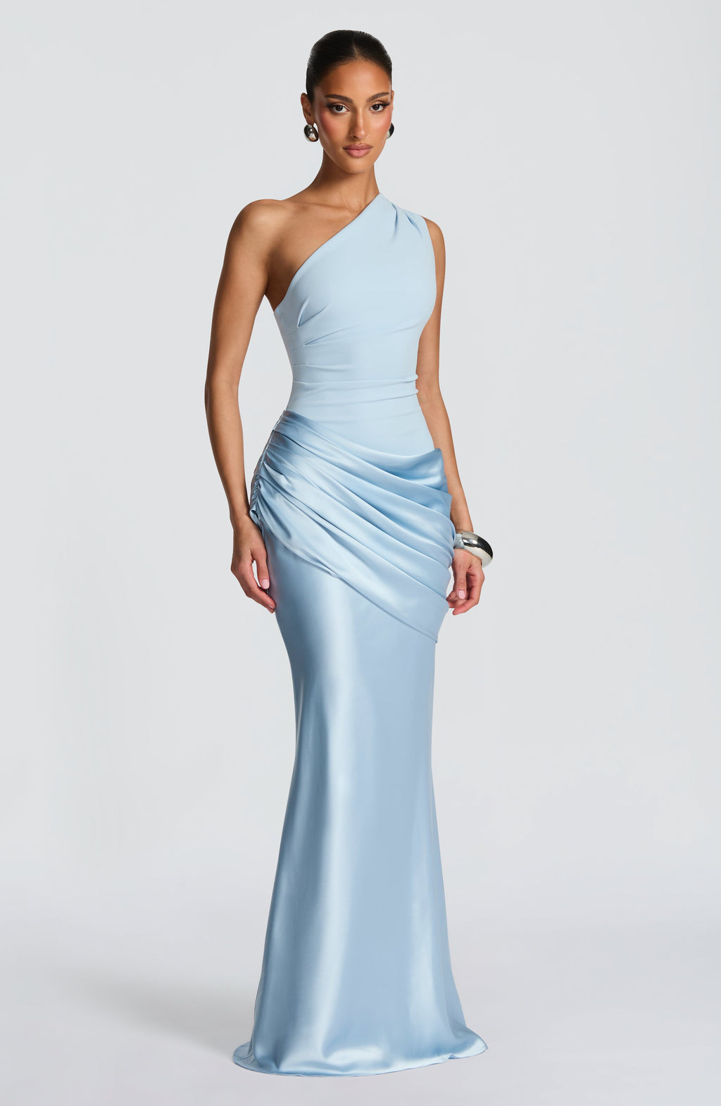 Sabina™ en azul glaciar, vestido largo de satén, un solo hombro