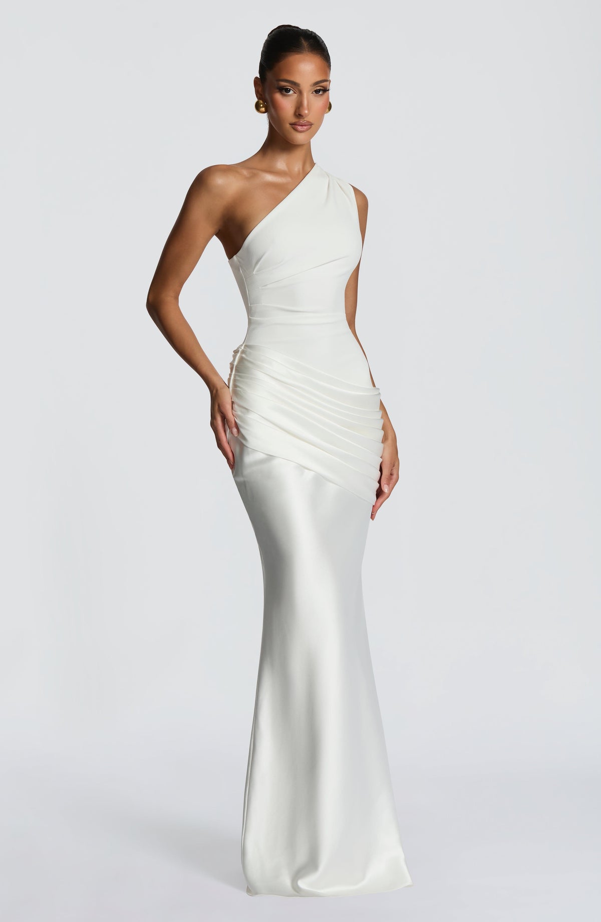 Mujer con el vestido Sabina™ marfil para una preboda, foto 3