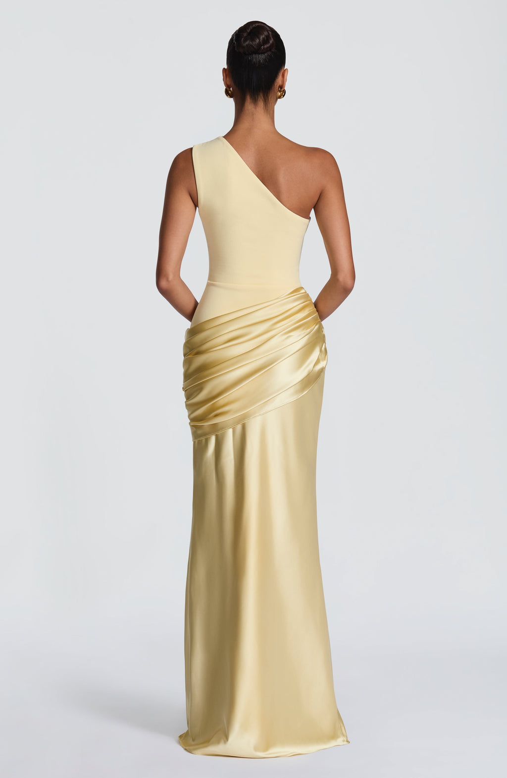 Sabina™ en amarillo limón, vestido largo de satén, un solo hombro