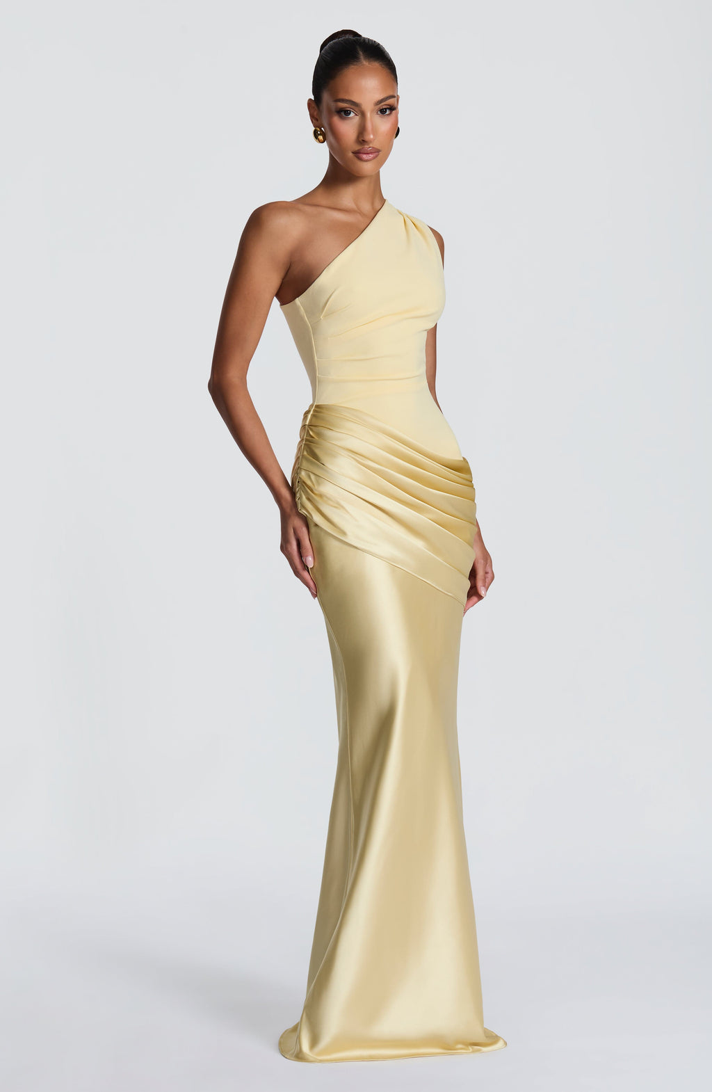 Mujer con el vestido Sabina™ amarillo limón para tu graduación, foto 3