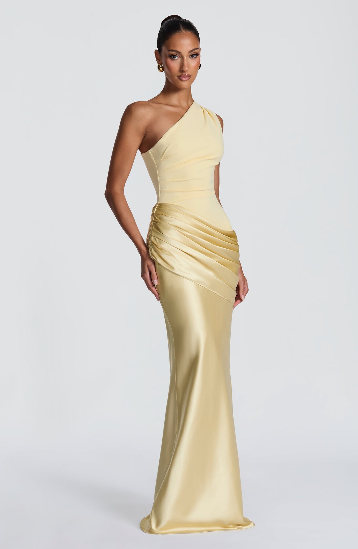 Mujer con el vestido Sabina™ amarillo limón para tu graduación, foto 3