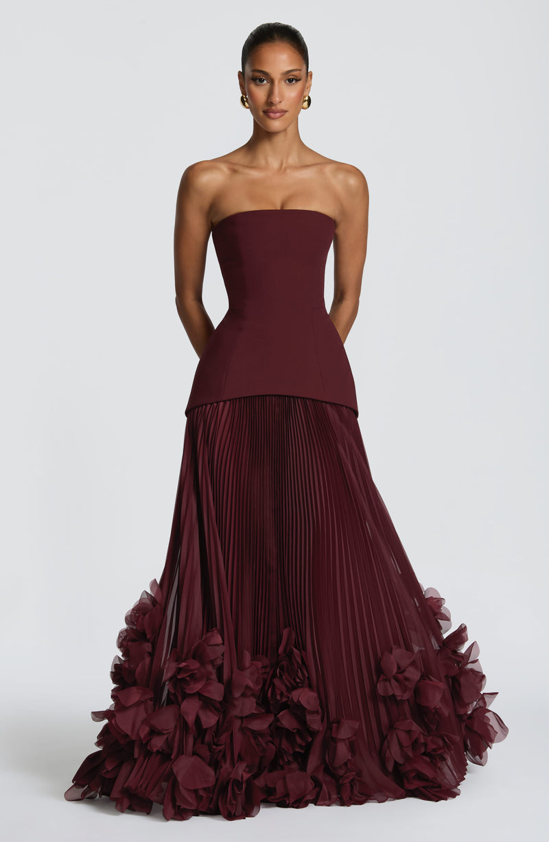 Serena™ - Vestido Largo con Bordado Floral Cereza