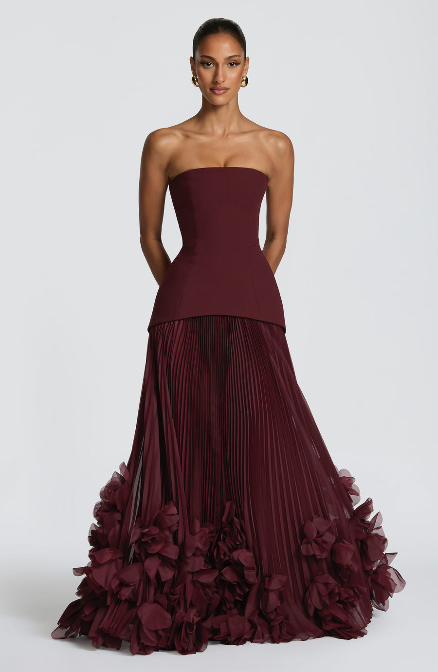 Serena™ - Vestido Largo con Bordado Floral Cereza