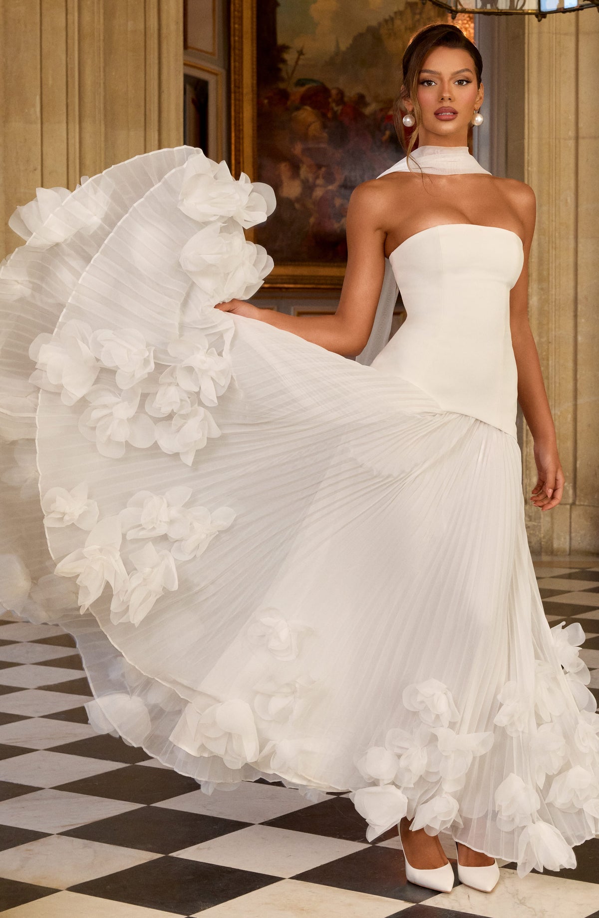 Mujer con el vestido Serafina™ marfil para una preboda, foto 3