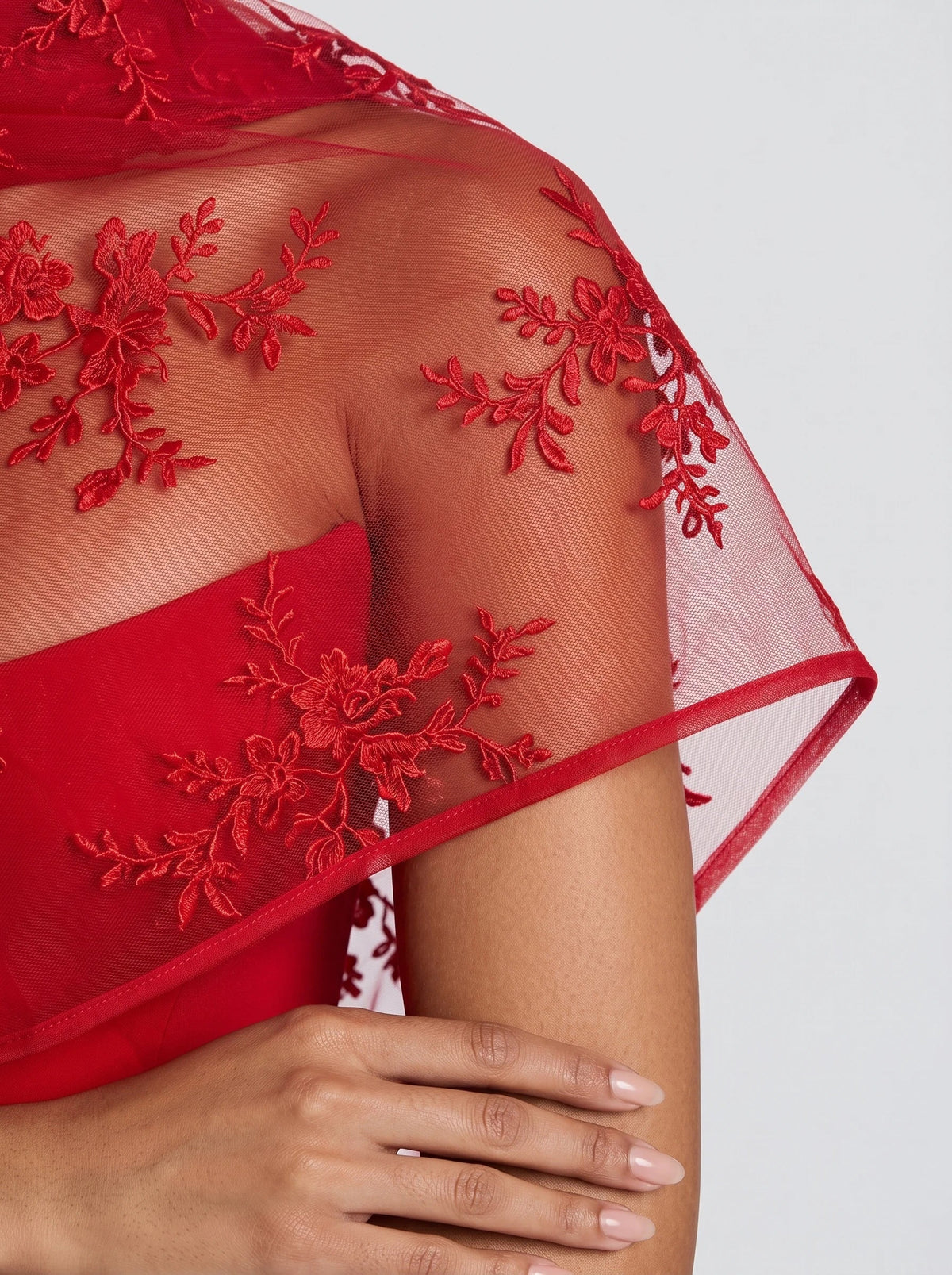 Sol™ en rojo, estola de tul bordado, detalle del tejido