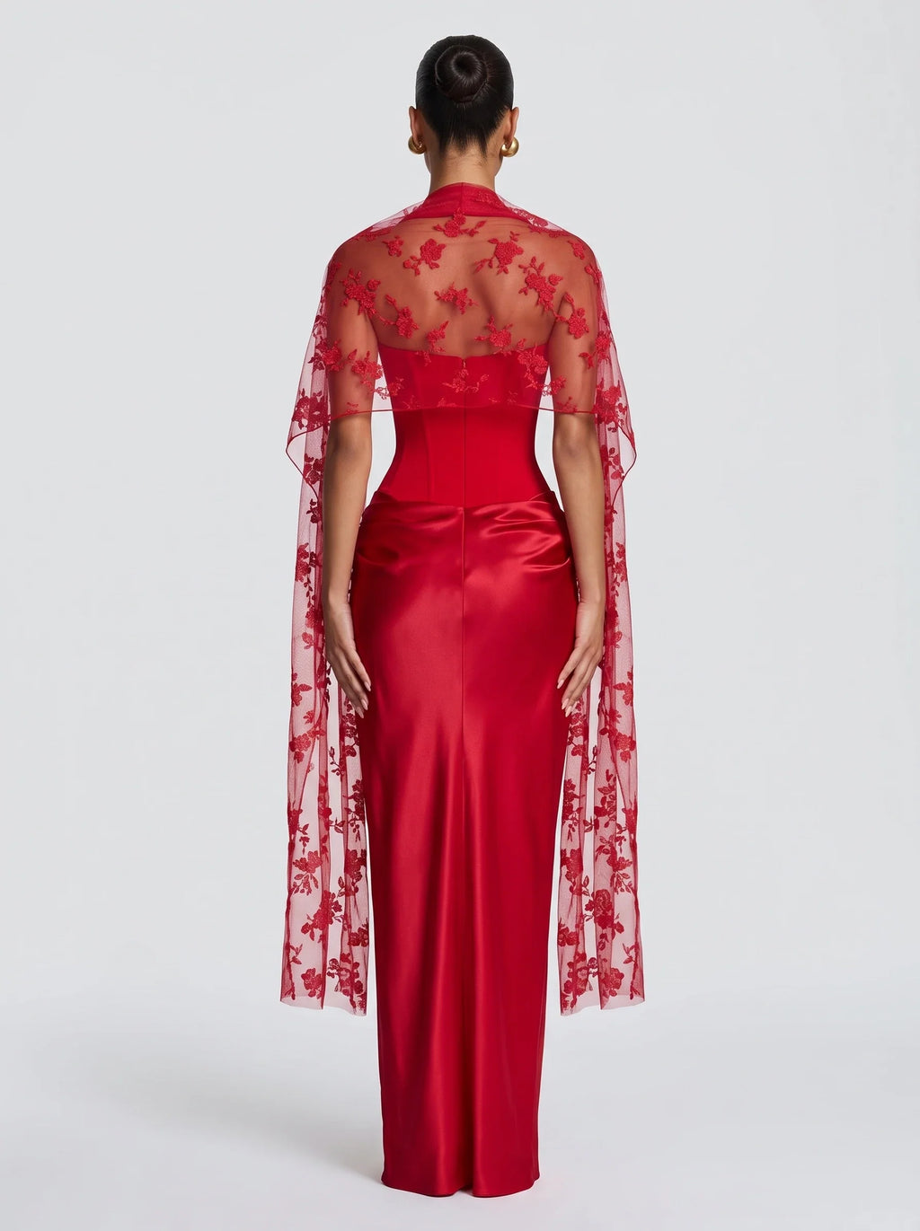 Mujer con estola de tul bordado rojo Sol™ para una boda, vista de espalda