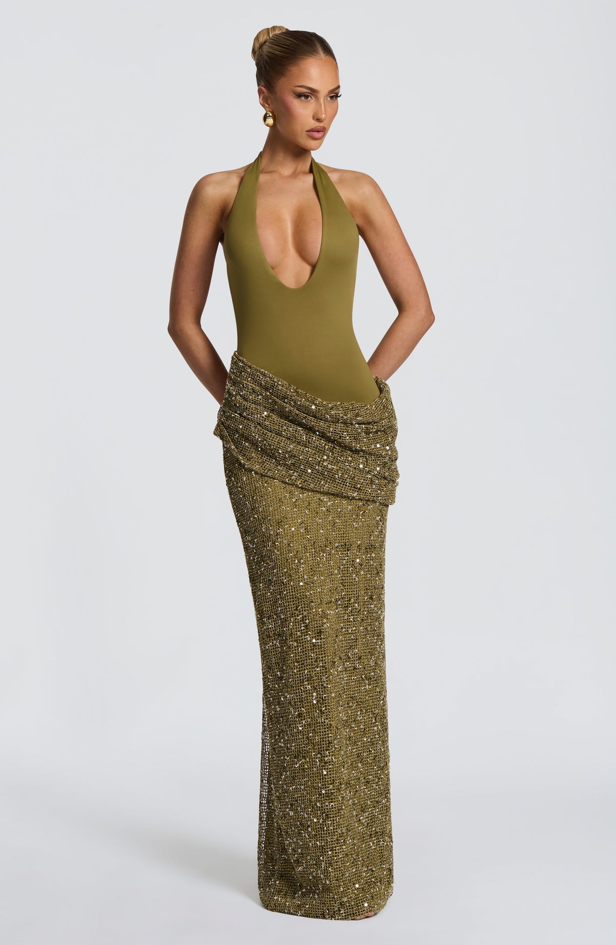 Andrea™ en oliva, vestido largo de lentejuelas, cuello halter