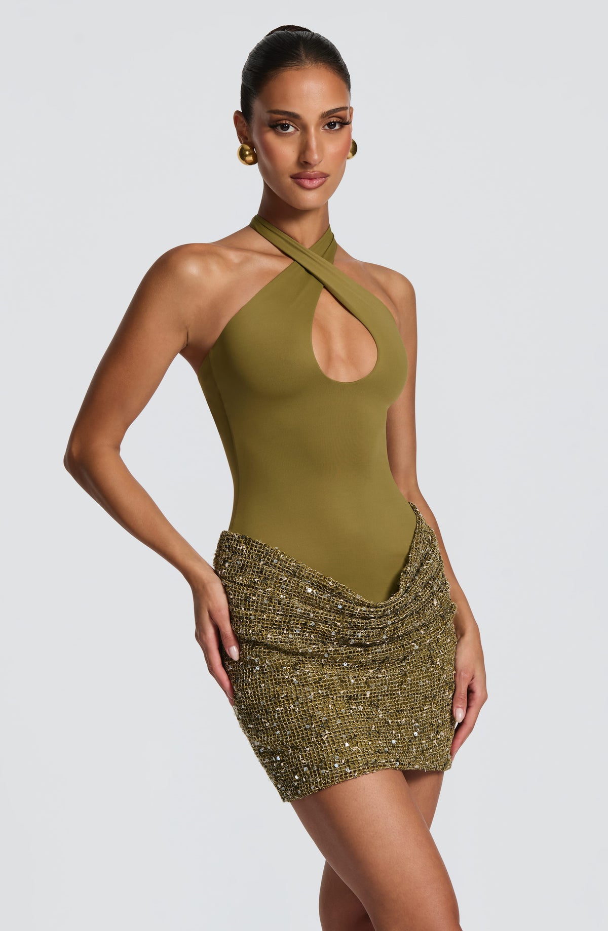 Mujer con el vestido Andrea™ oliva para un cóctel, foto 3
