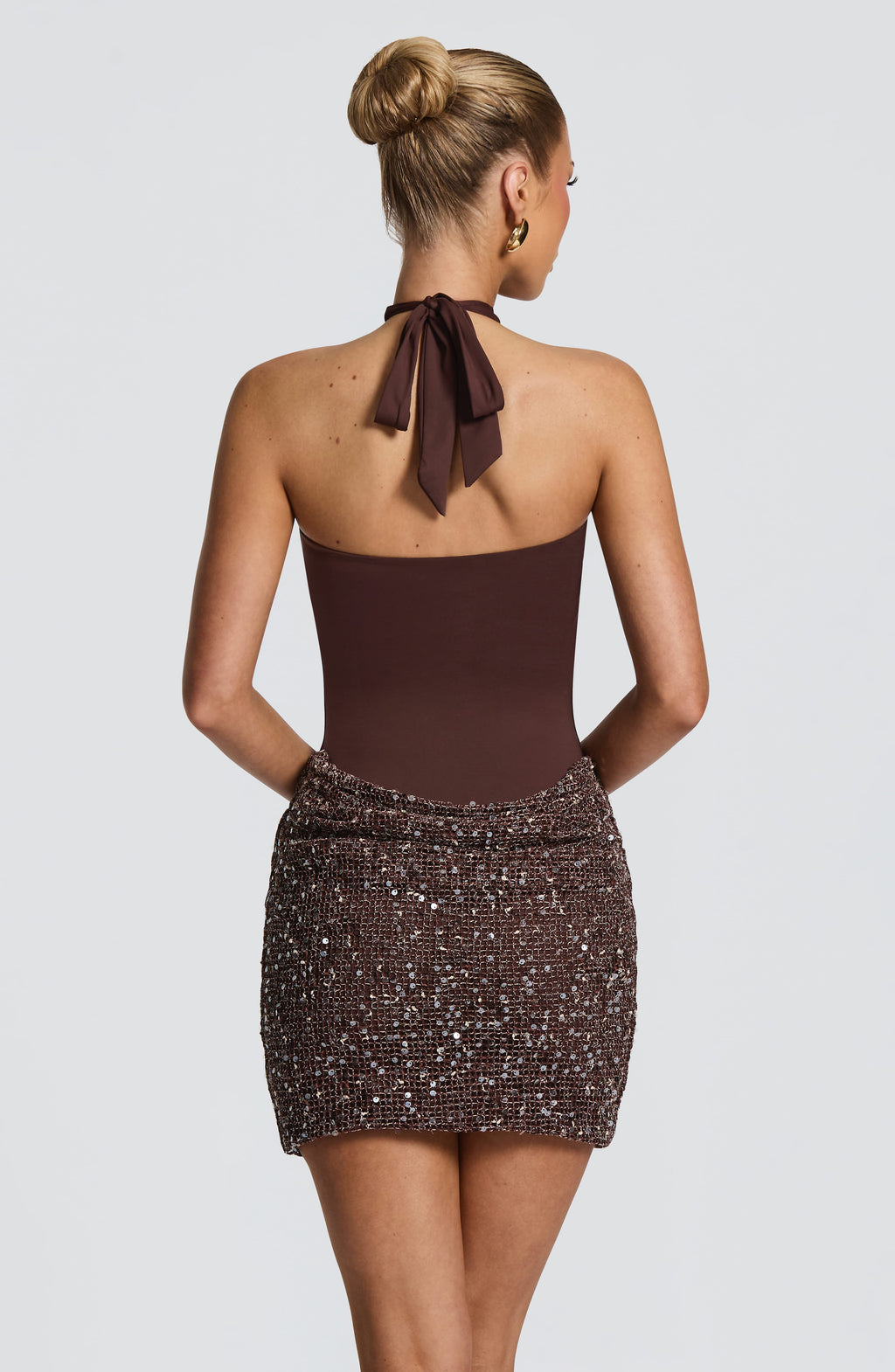 Mujer con el vestido Andrea™ ciruela para un cóctel, foto 3