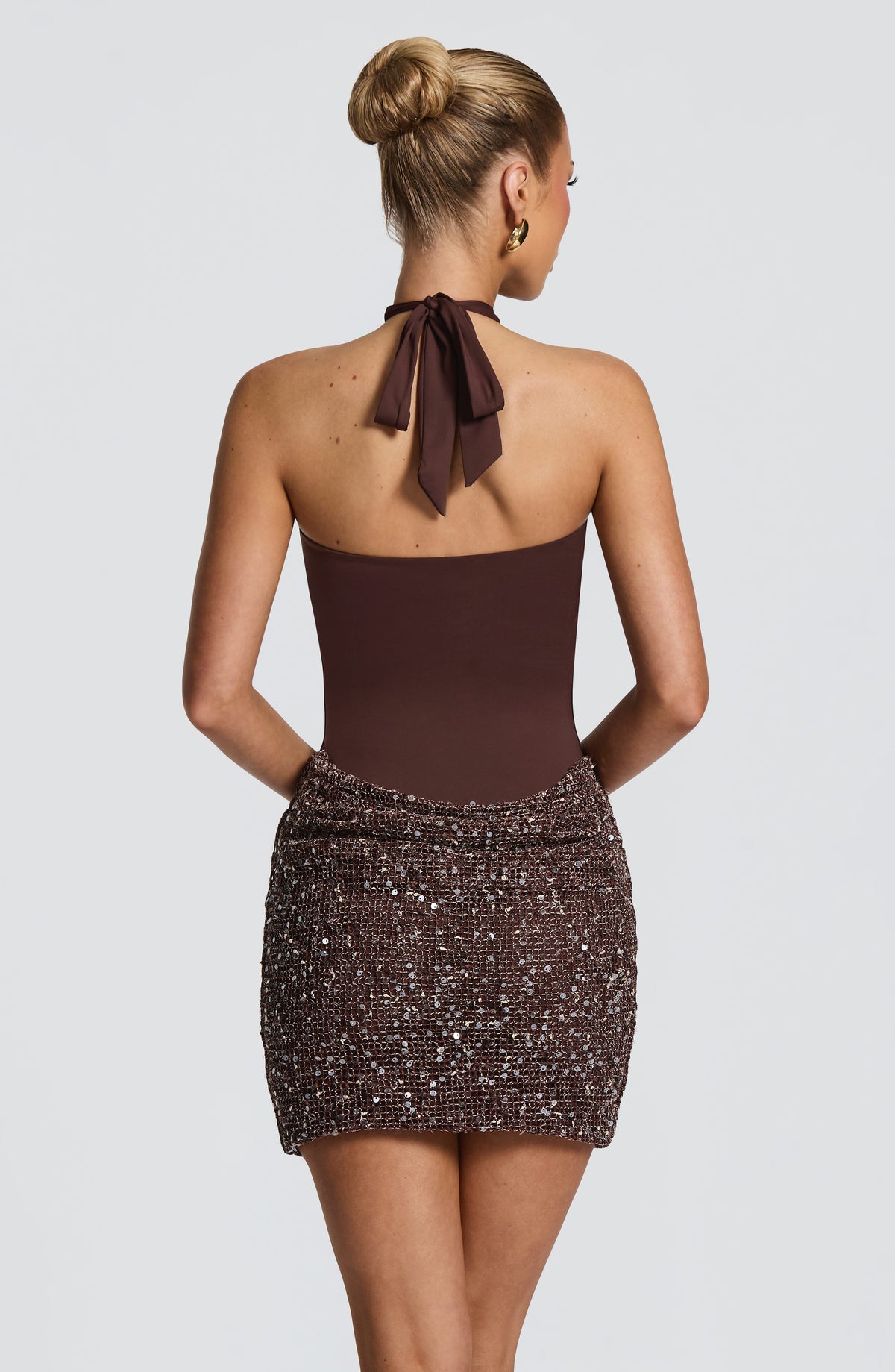 Mujer con el vestido Andrea™ ciruela para un cóctel, foto 3