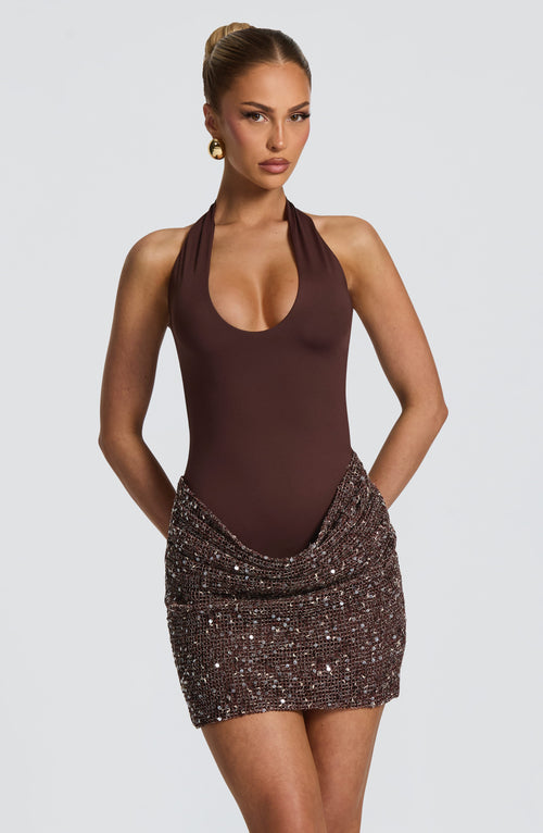 Andrea™ en ciruela, vestido corto de lentejuelas, cuello halter