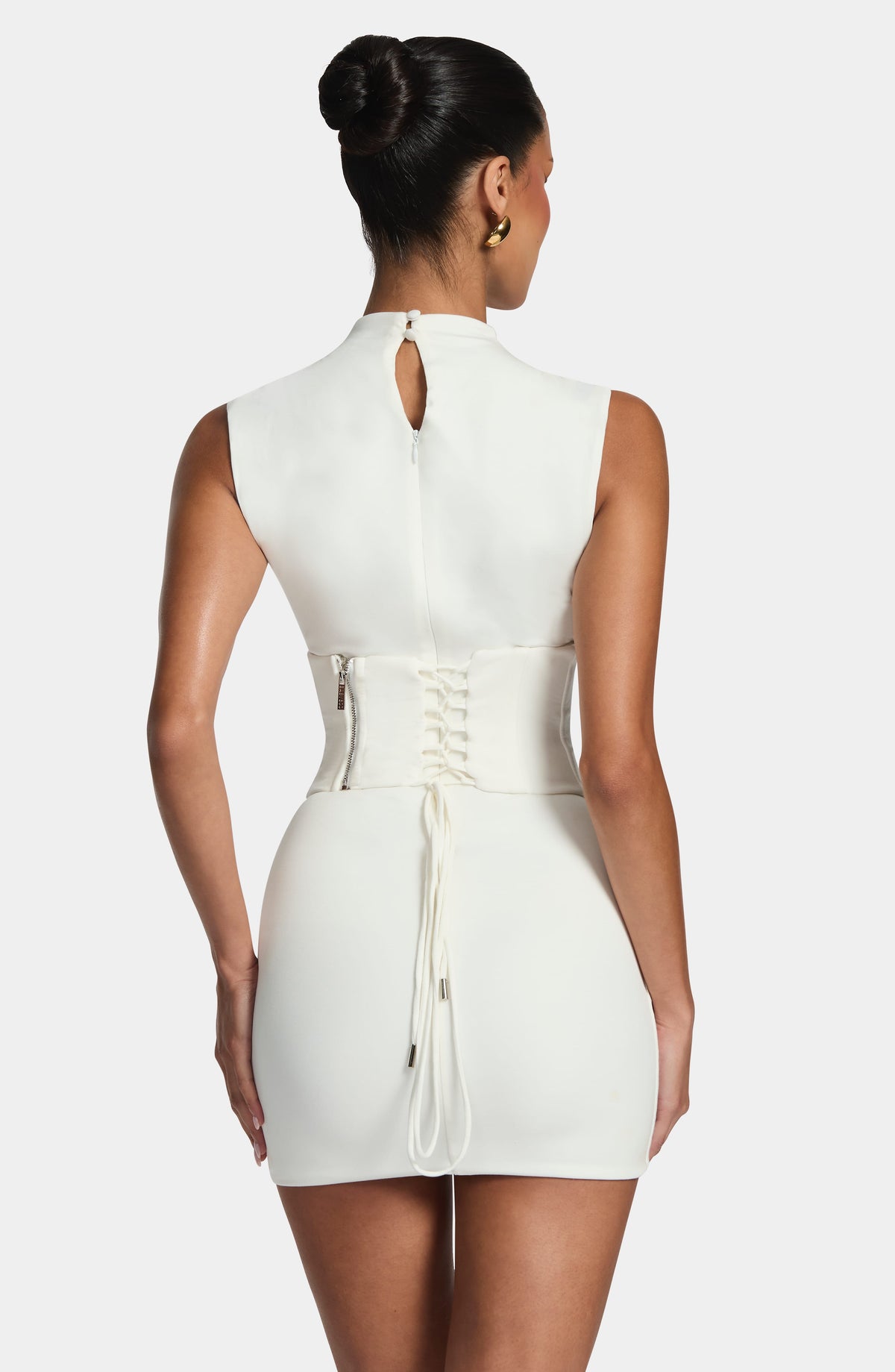 Mujer con el vestido Salomé™ marfil para una preboda, foto 3