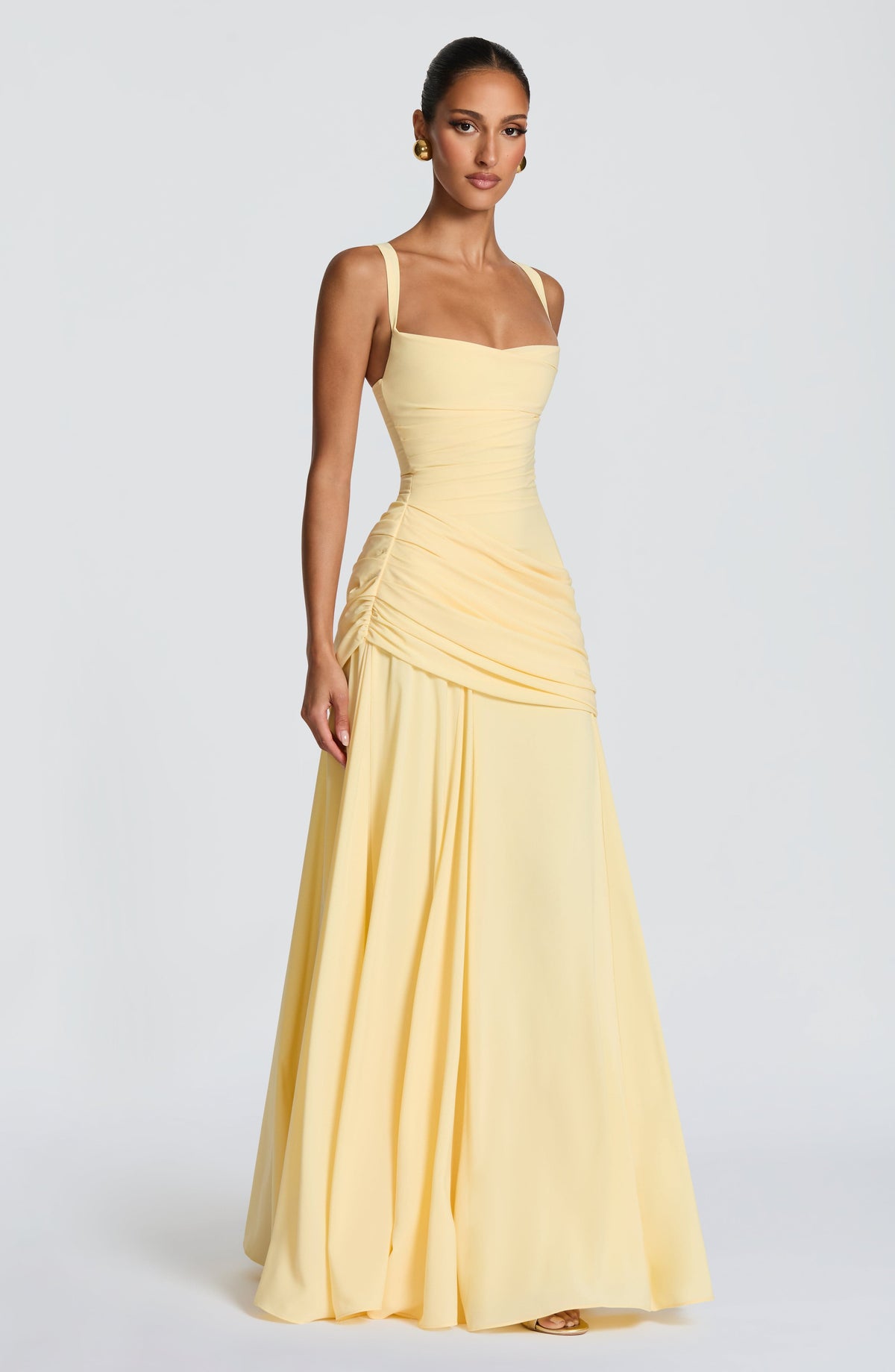Mujer con el vestido Sara™ amarillo limón para ir de invitada a una boda, foto 3