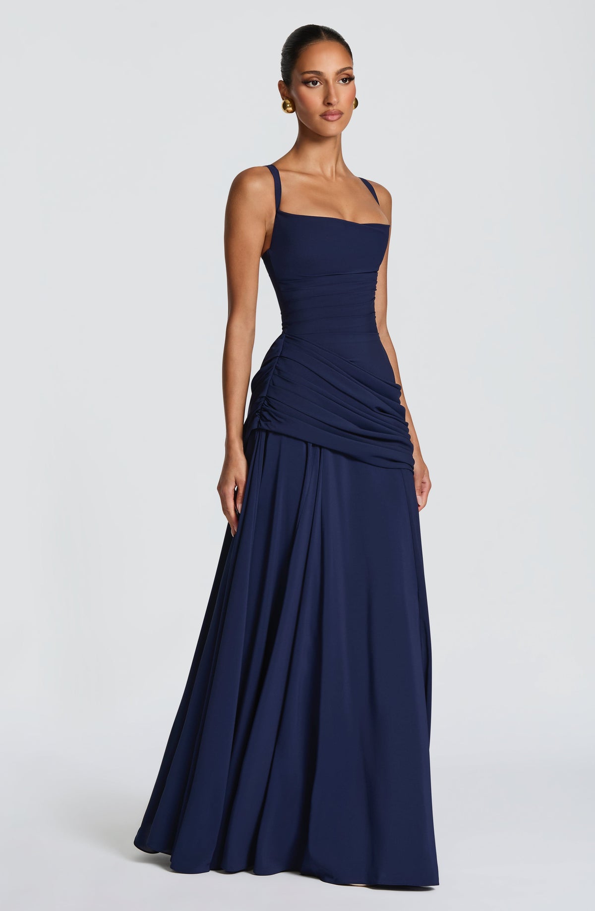 Mujer con el vestido Sara™ azul marino para ir de invitada a una boda, foto 3