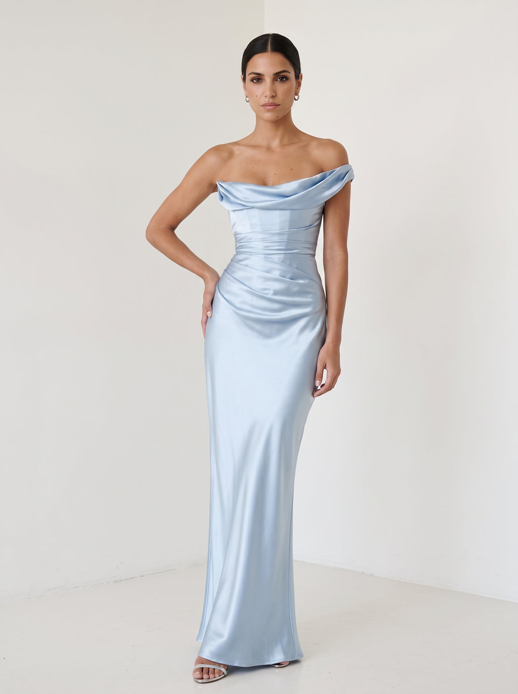 Vestido de invitada Talía Azul Glaciar – foto de estudio