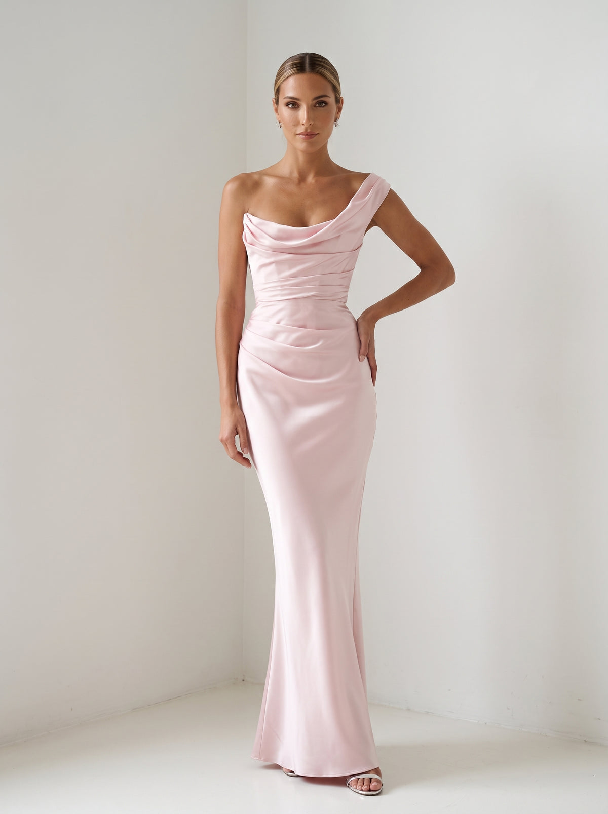 Vestido de invitada Talía Rosa – foto de estudio