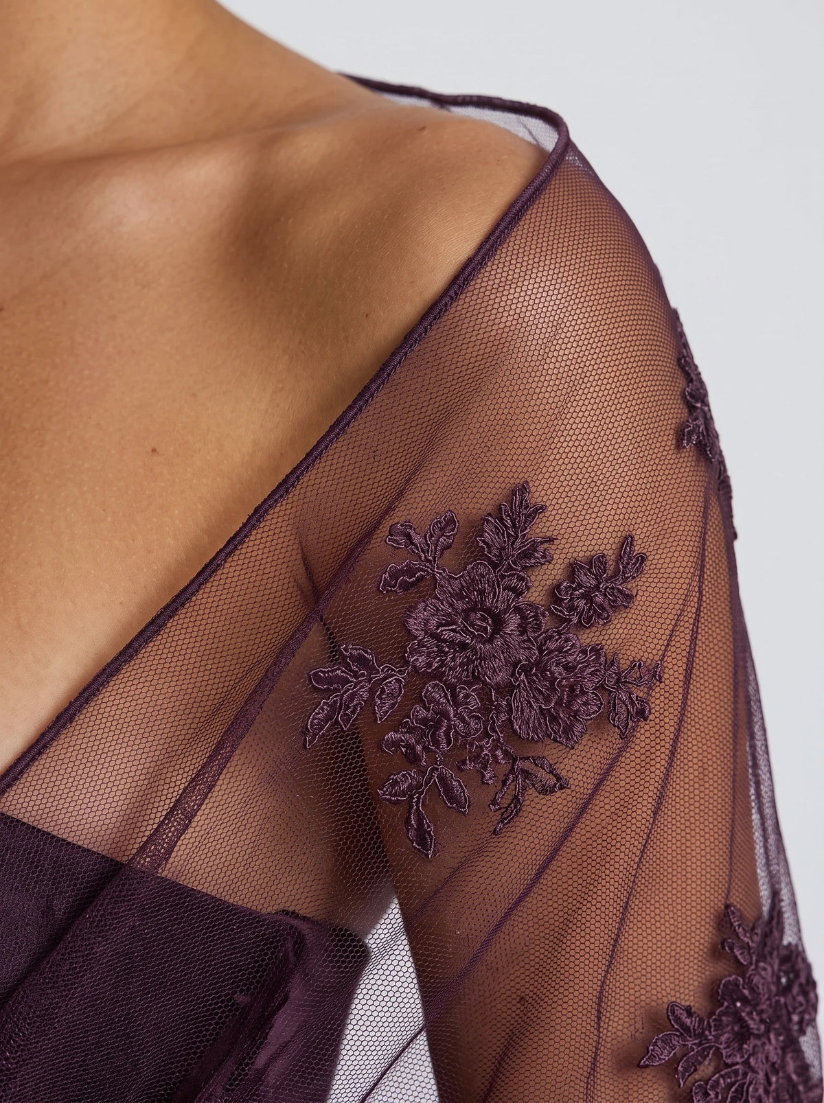 Tania™ en morado, estola de tul bordado, detalle del tejido