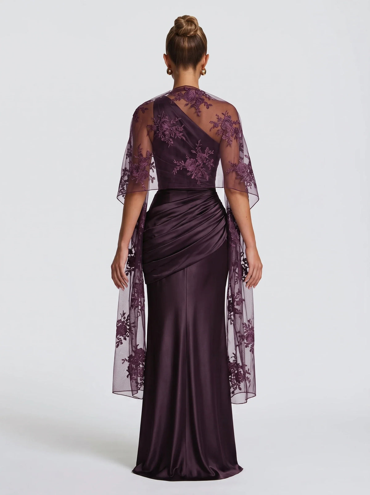 Mujer con estola de tul bordado morado Tania™ para una boda, vista de espalda