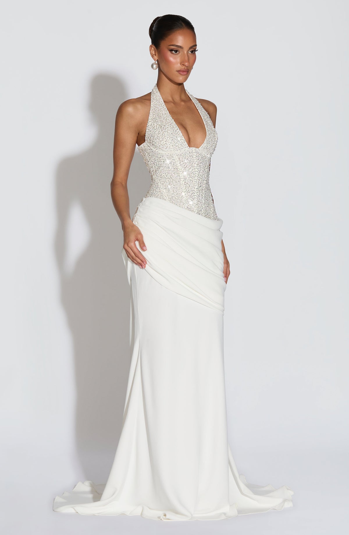 Mujer con el vestido Talía™ marfil para una preboda, foto 3