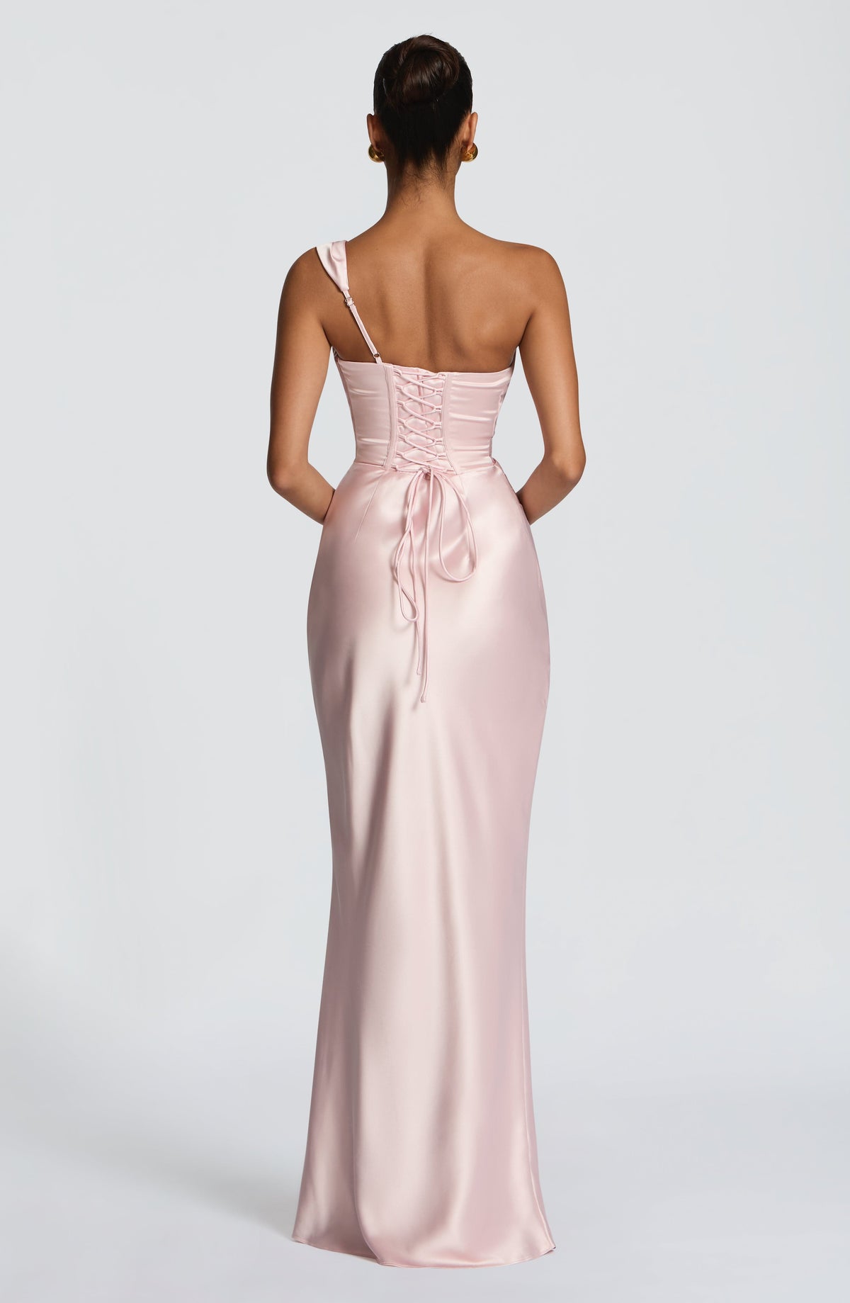 Mujer con el vestido Talía™ rosa para tu graduación, foto 3