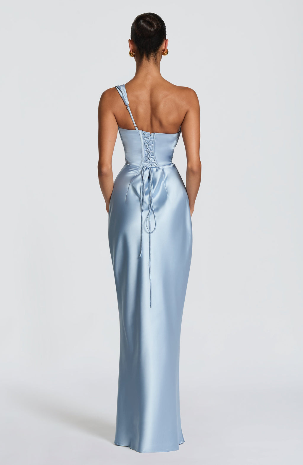 Mujer con el vestido Talía™ azul glaciar para tu graduación, foto 3