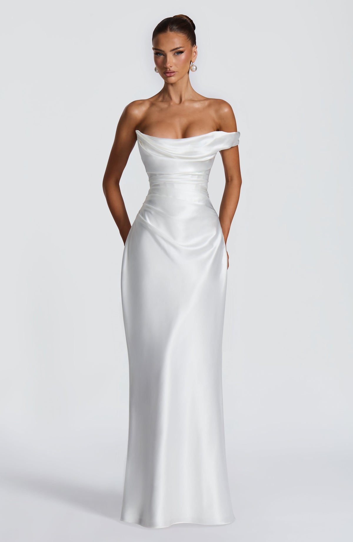 Mujer con el vestido al bies Talía™ marfil para una preboda, foto 3