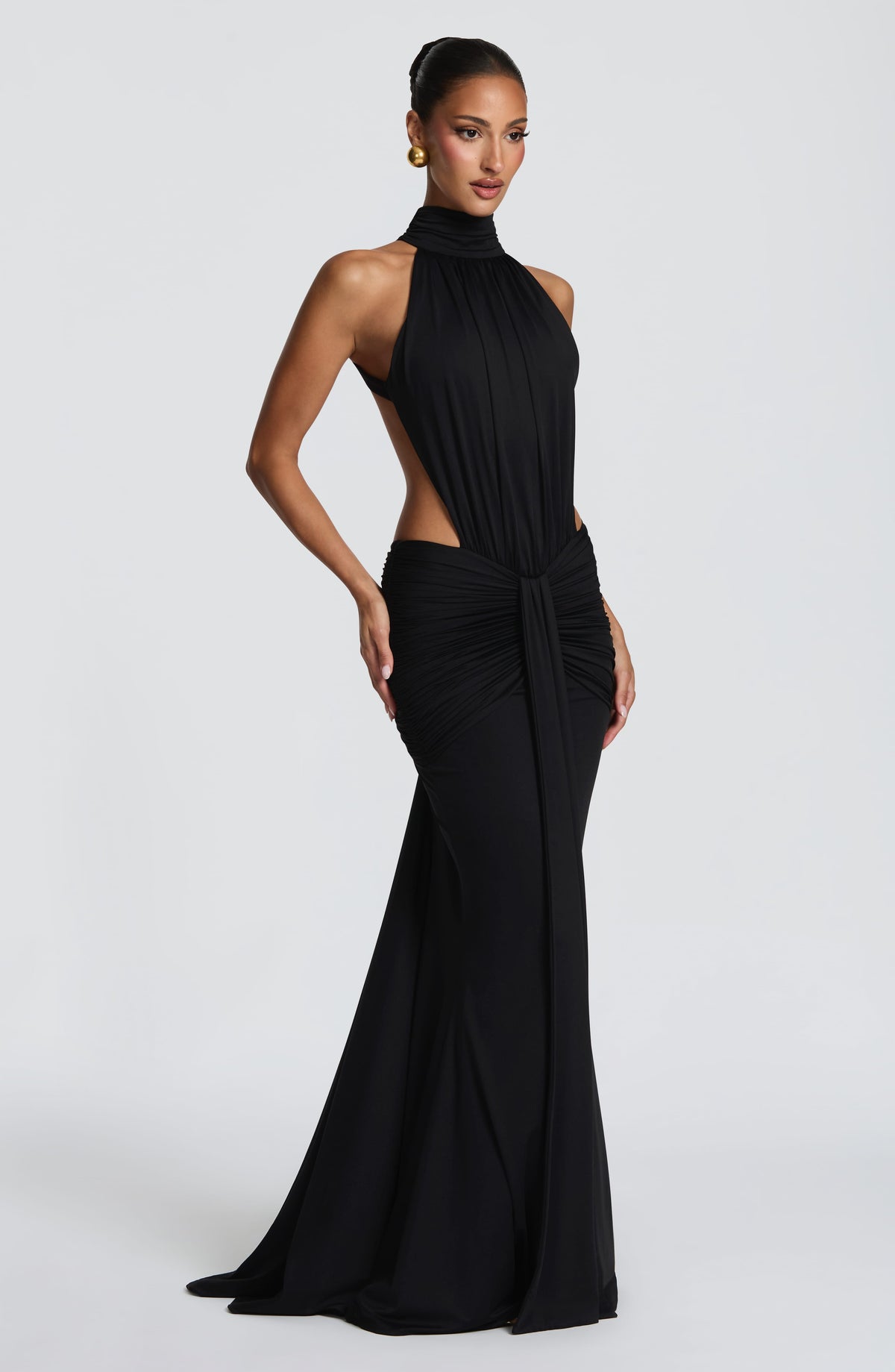 Mujer con el vestido Teresa™ negro para ir de invitada a una boda, foto 3