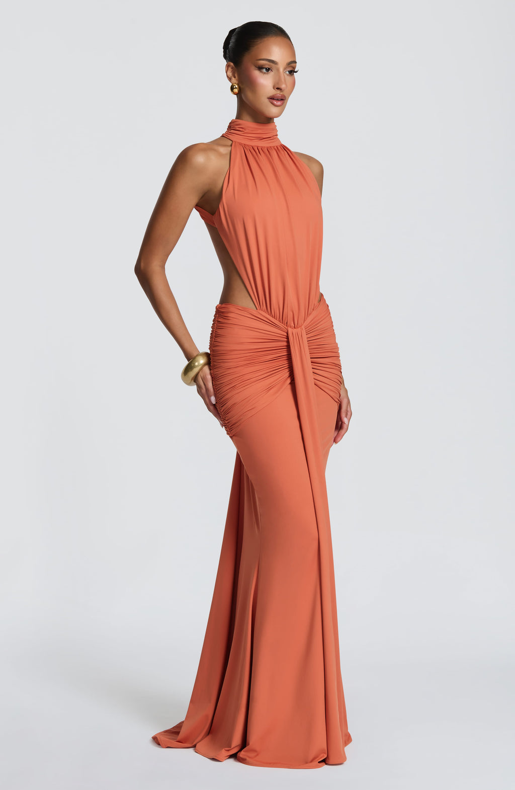 Mujer con el vestido Teresa™ naranja para ir de invitada a una boda, foto 3