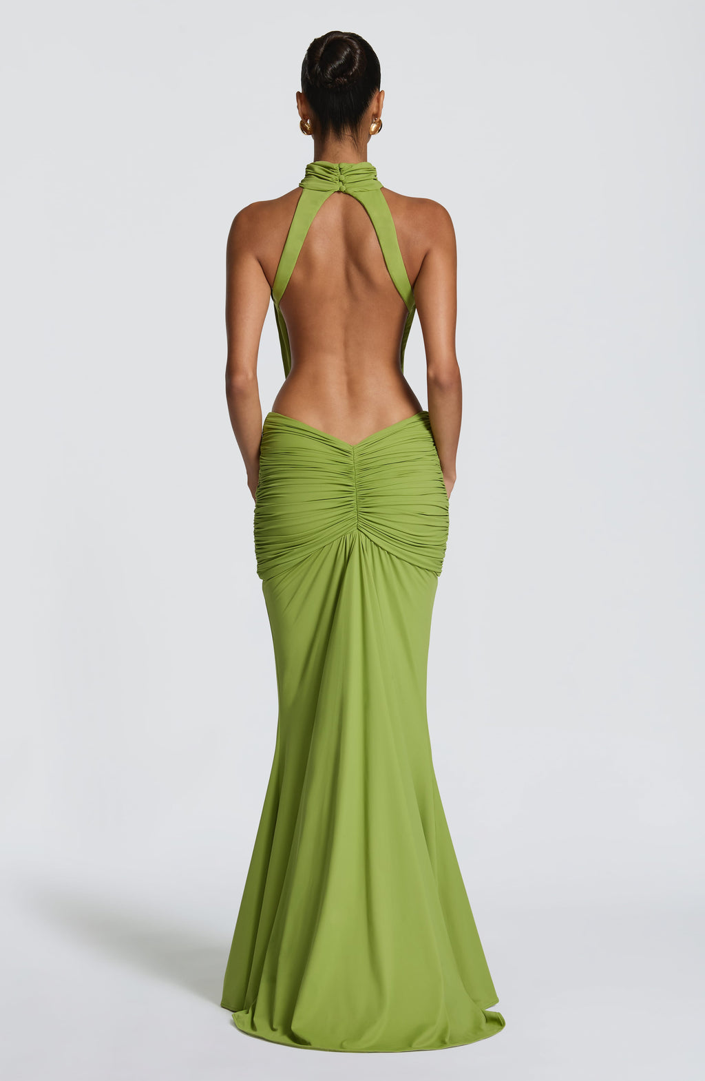 Mujer con el vestido Teresa™ oliva para ir de invitada a una boda, foto 3