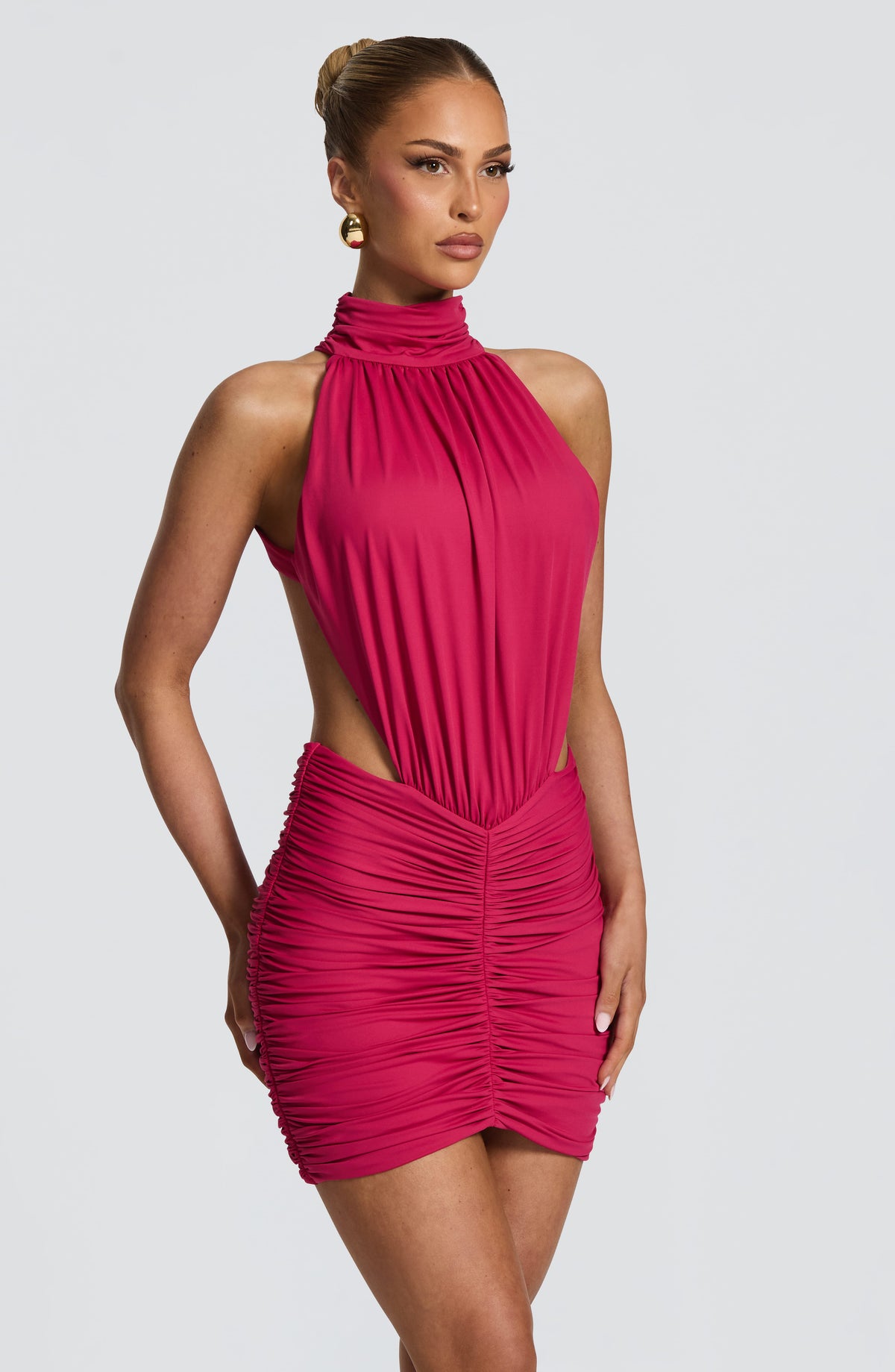 Mujer con el vestido Teresa™ frambuesa para un cóctel, foto 3