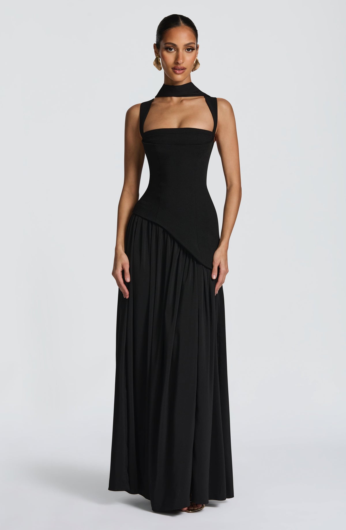 Tamara™ en negro, vestido largo de chifón, con corsé