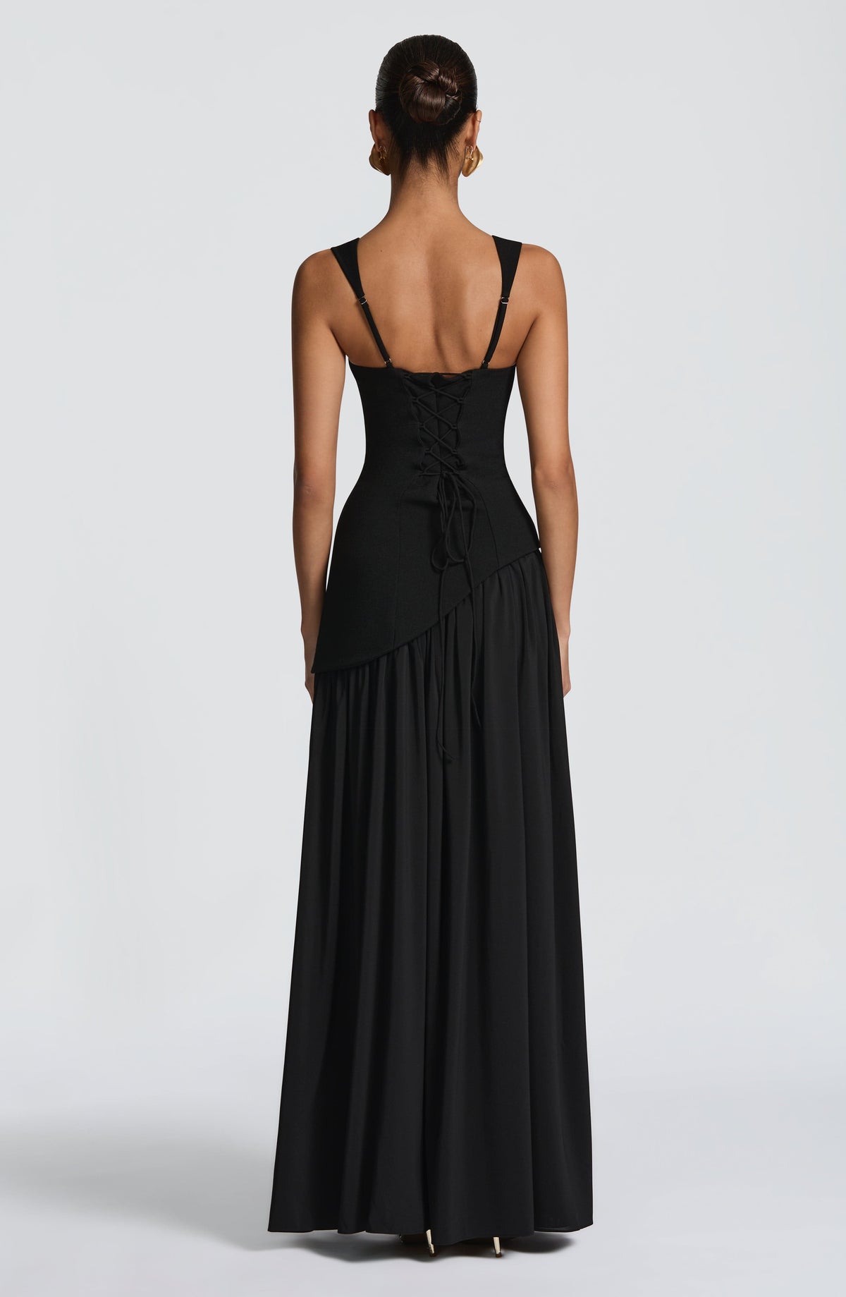 Mujer con el vestido Tamara™ negro para ir de invitada a una boda, foto 3