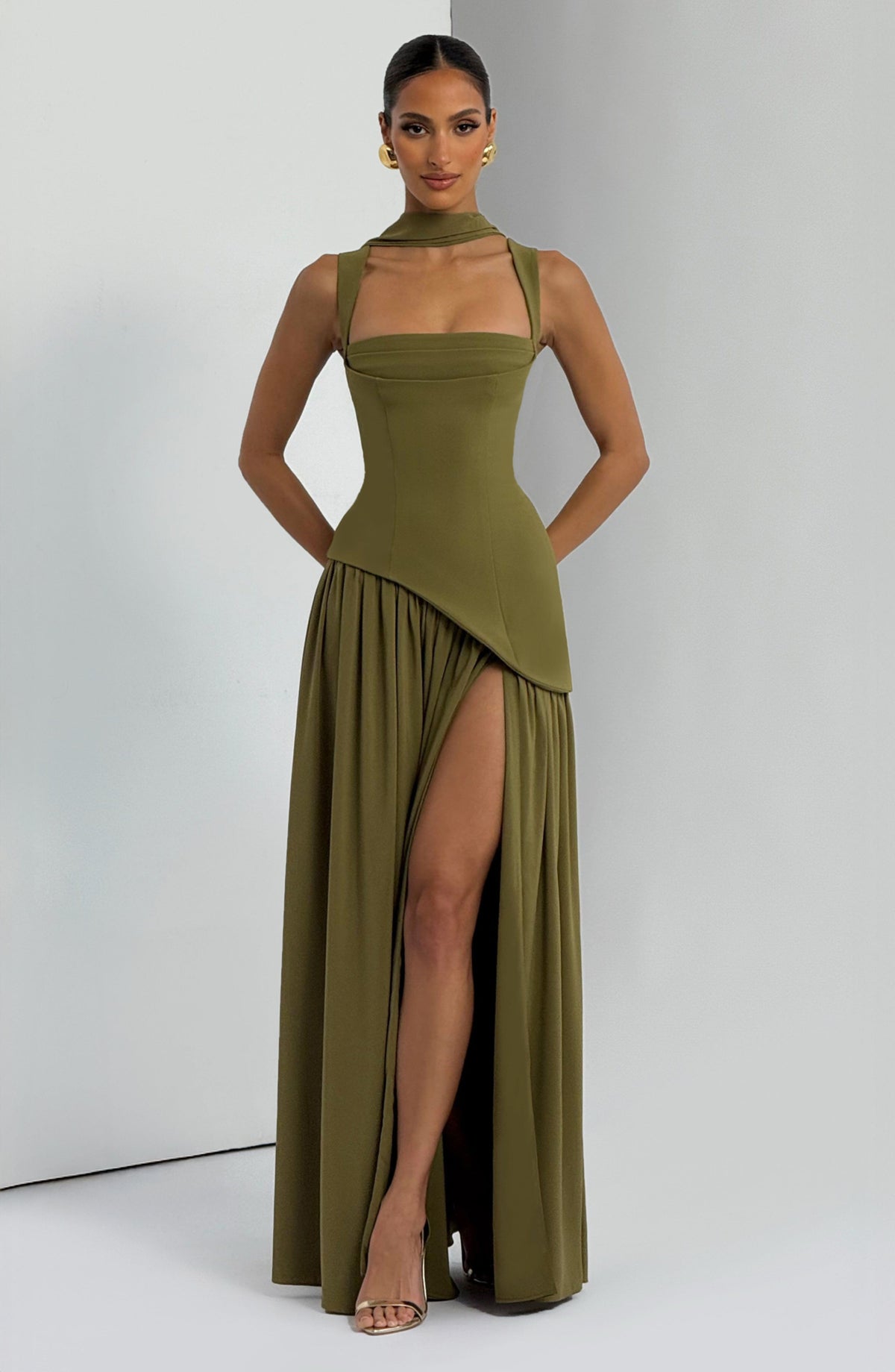 Mujer con el vestido Tamara™ oliva para ir de invitada a una boda, foto 3